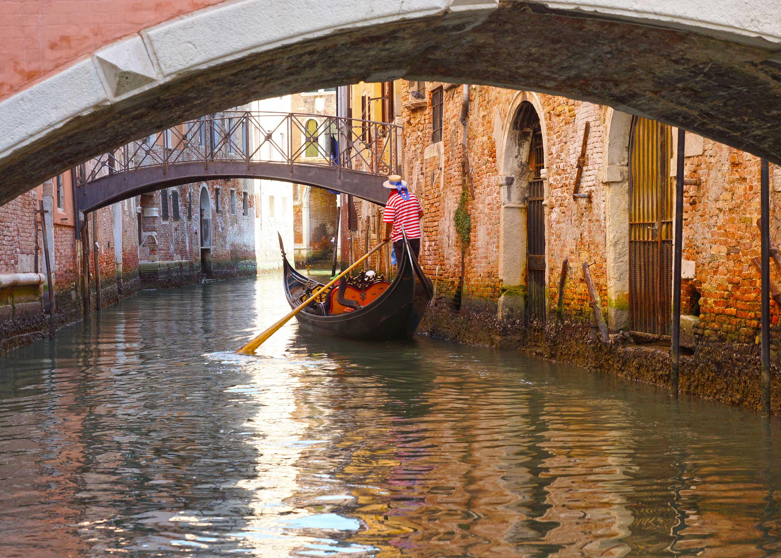 Gondola Tour and Aperitif in a luxury location